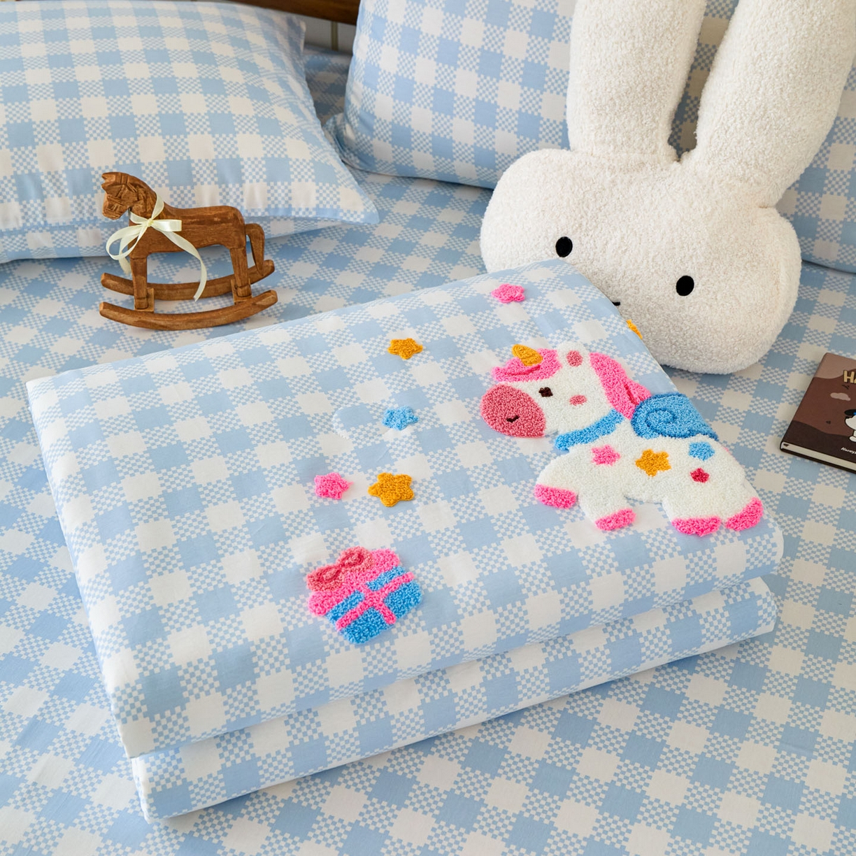 91家纺网 家纺一手货源 找家纺 倾慕家纺 2026新款全棉卡通毛巾绣系列夏被 夏被彩虹马