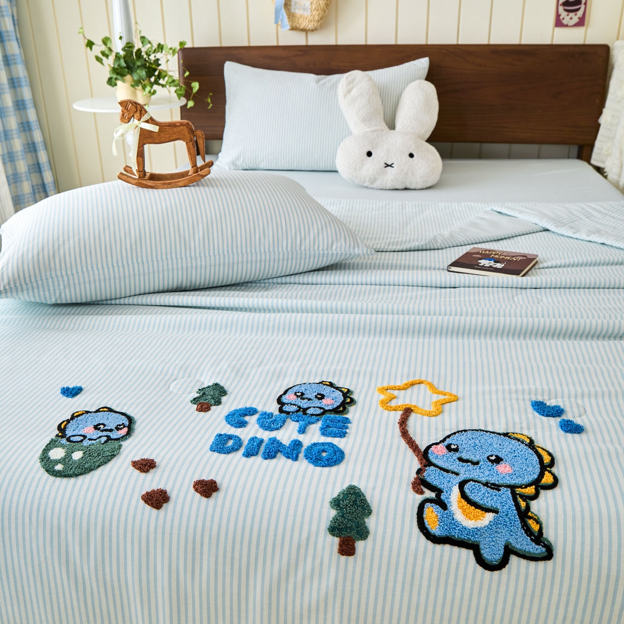 91家纺网 家纺一手货源 找家纺 倾慕家纺 2026新款全棉卡通毛巾绣系列夏被 夏被小树企鹅