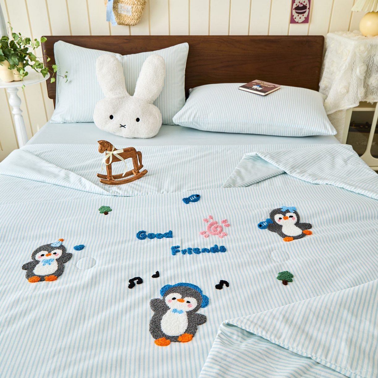 91家纺网 家纺一手货源 找家纺 倾慕家纺 2026新款全棉卡通毛巾绣系列夏被 夏被欢乐企鹅