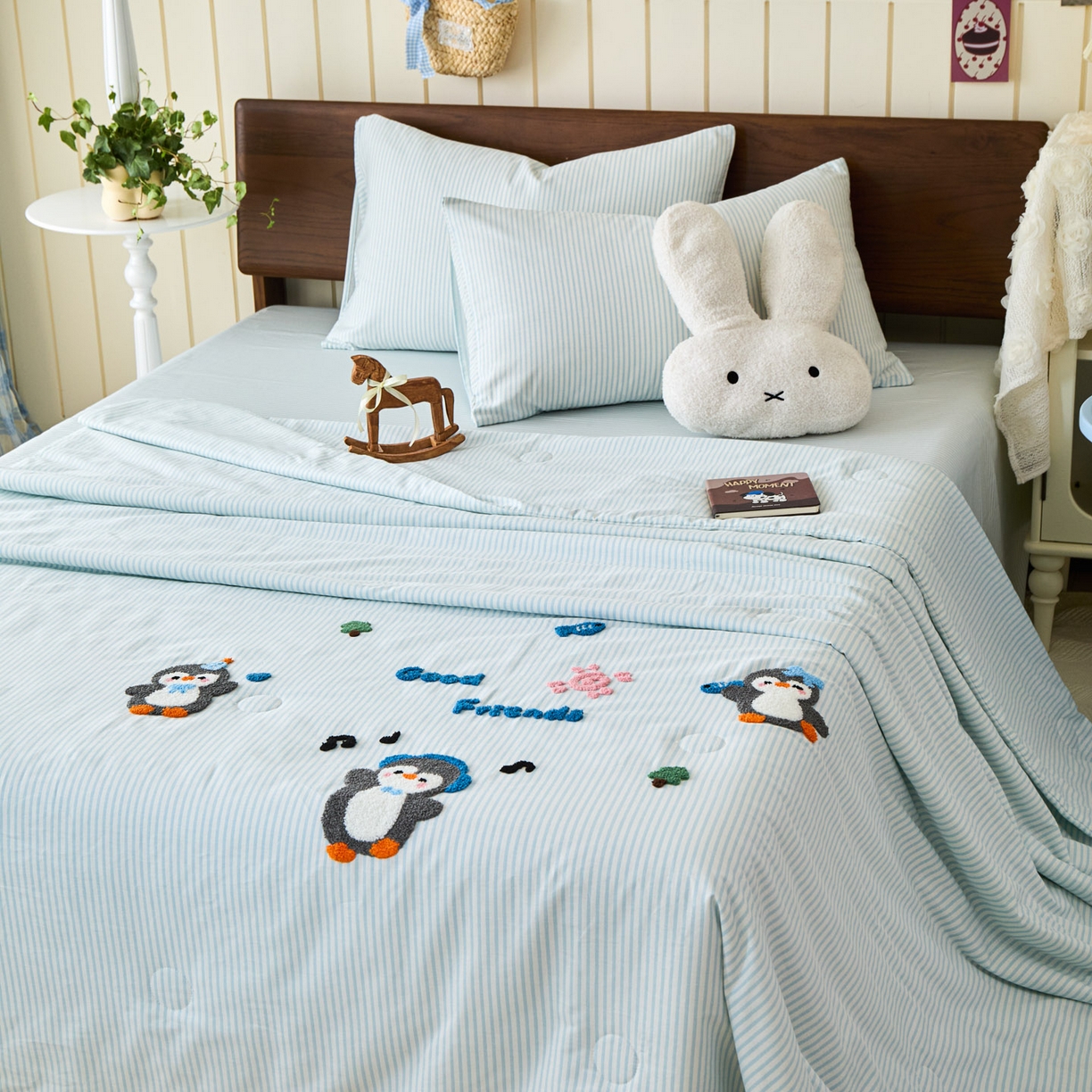 91家纺网 家纺一手货源 找家纺 倾慕家纺 2026新款全棉卡通毛巾绣系列夏被 夏被欢乐企鹅