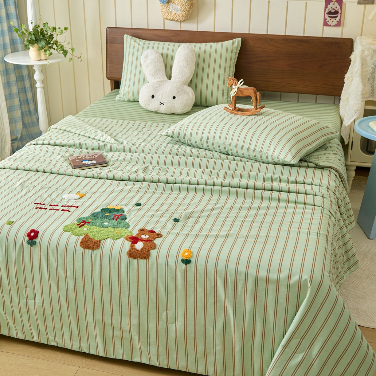 91家纺网 家纺一手货源 找家纺 倾慕家纺 2026新款全棉卡通毛巾绣系列夏被 夏被森林小熊