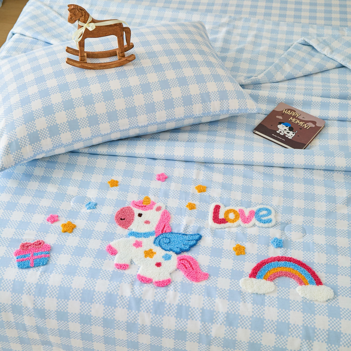 91家纺网 家纺一手货源 找家纺 倾慕家纺 2026新款全棉卡通毛巾绣系列夏被 夏被彩虹马