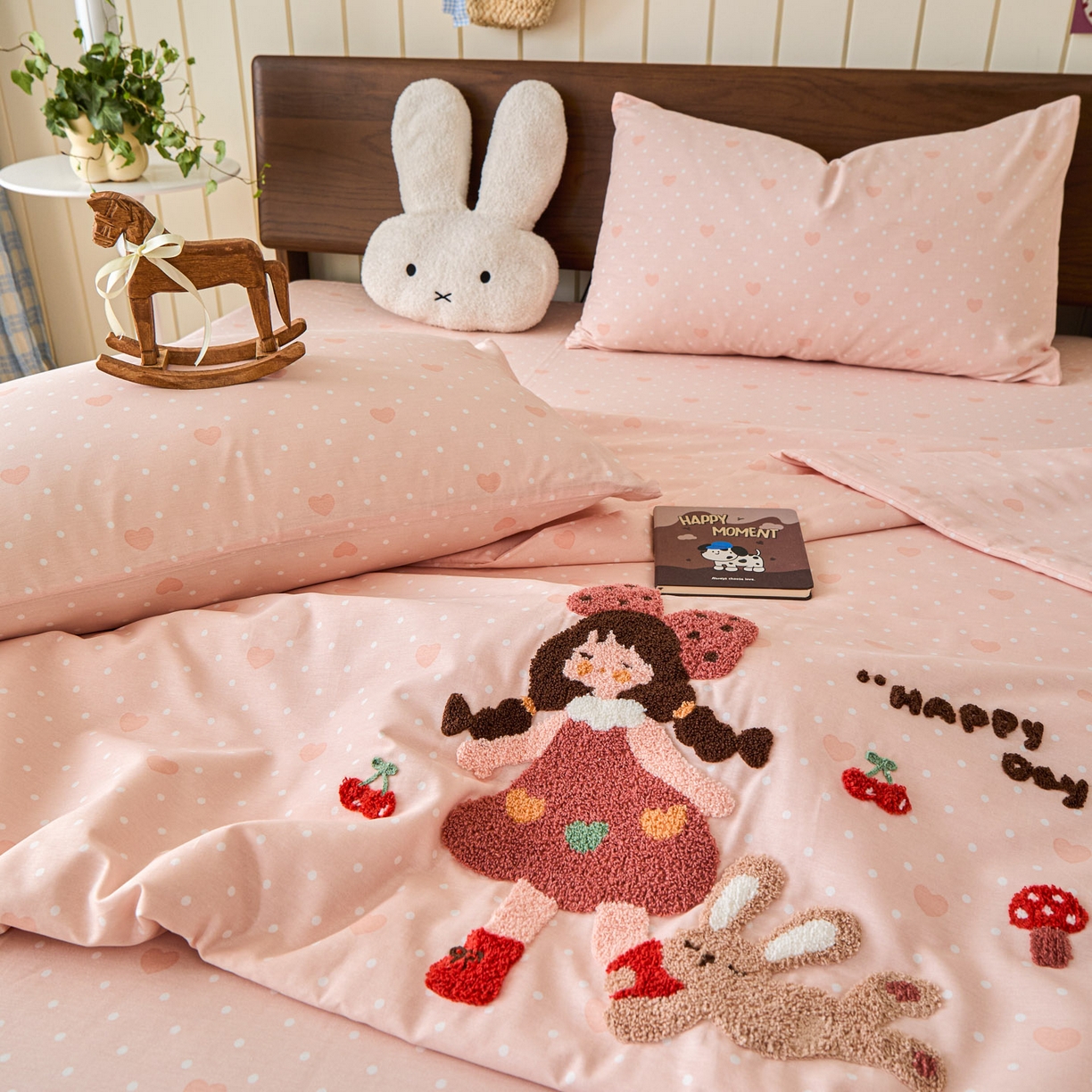 91家纺网 家纺一手货源 找家纺 倾慕家纺 2026新款全棉卡通毛巾绣系列夏被 夏被小兔女孩