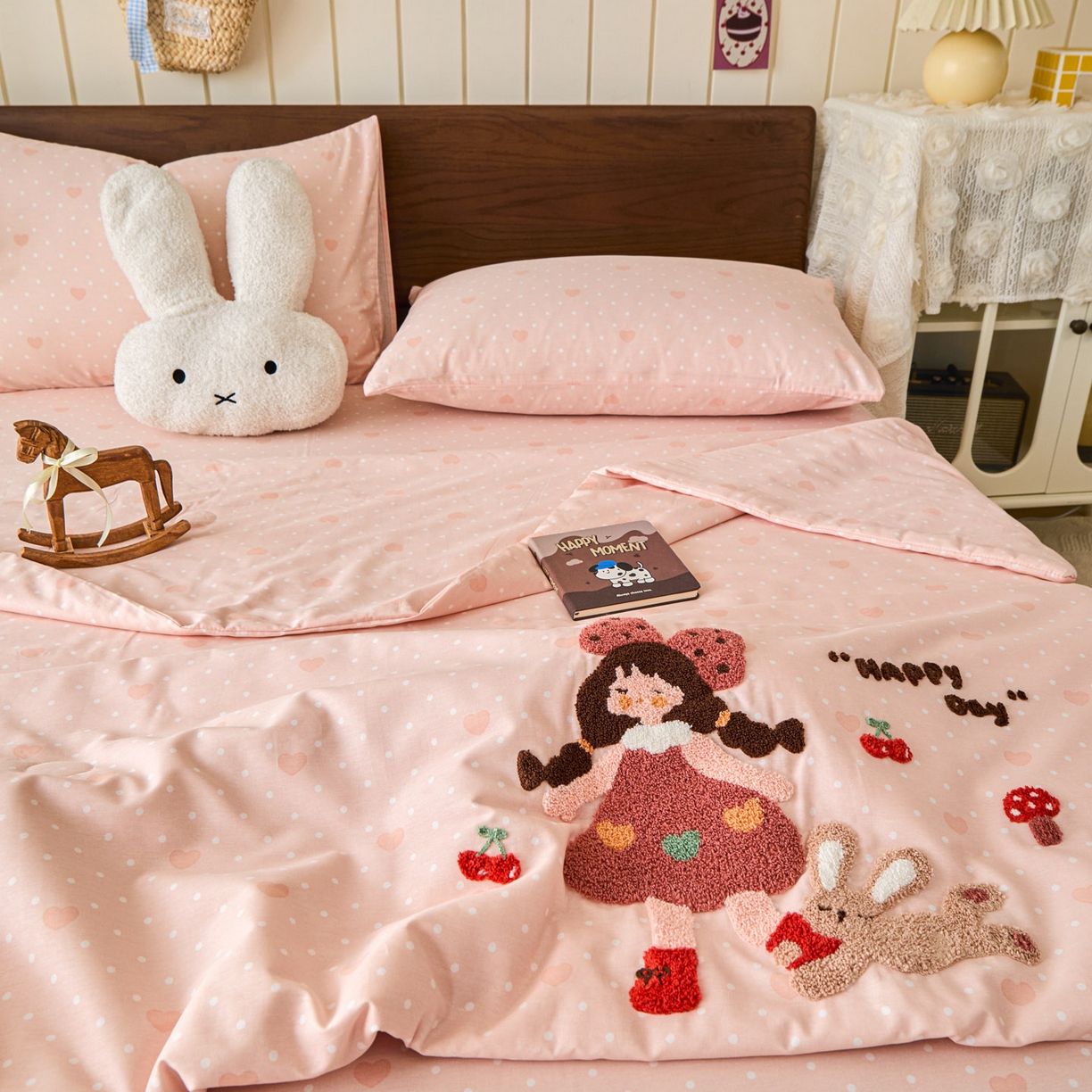 91家纺网 家纺一手货源 找家纺 倾慕家纺 2026新款全棉卡通毛巾绣系列夏被 夏被小兔女孩