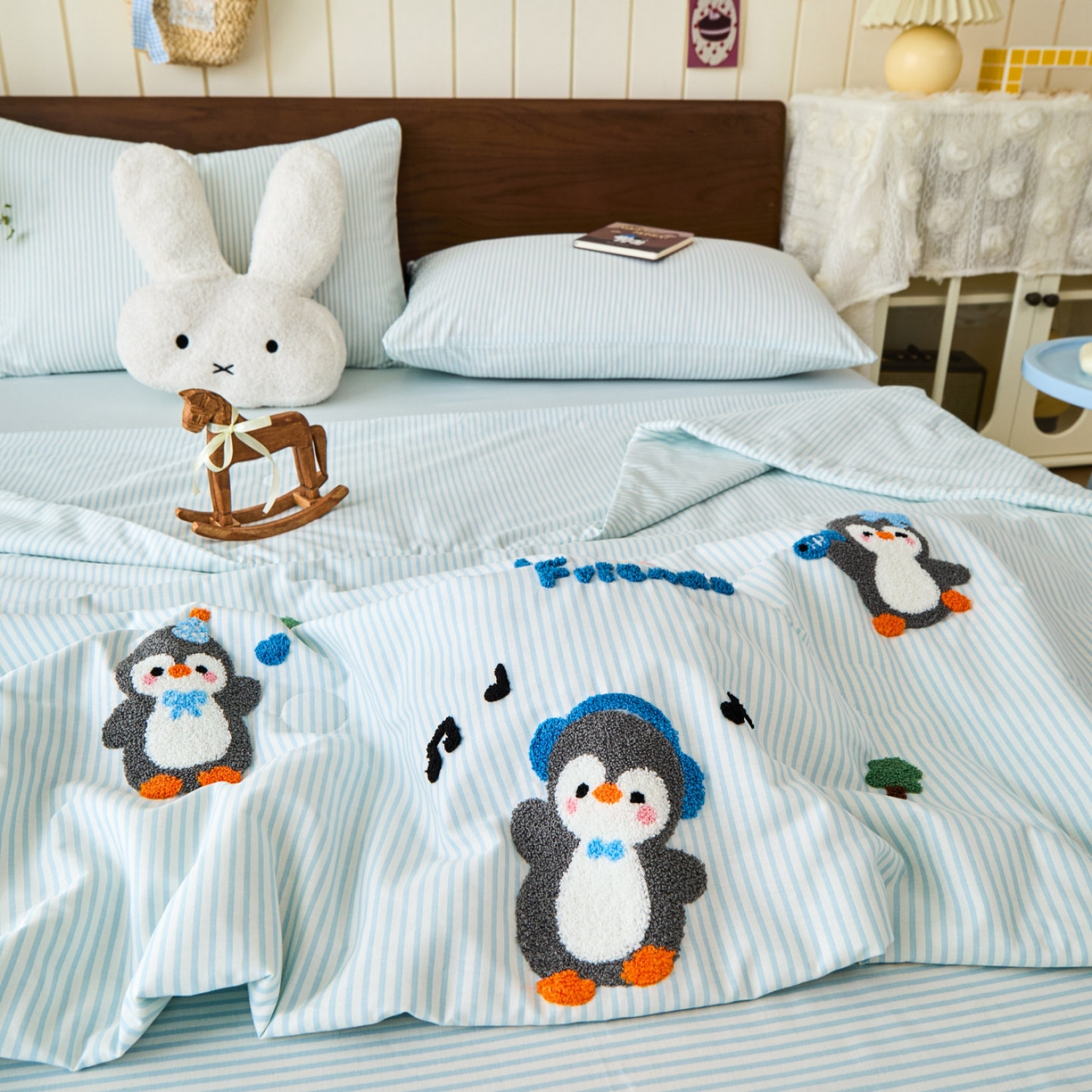 91家纺网 家纺一手货源 找家纺 倾慕家纺 2026新款全棉卡通毛巾绣系列夏被 夏被欢乐企鹅