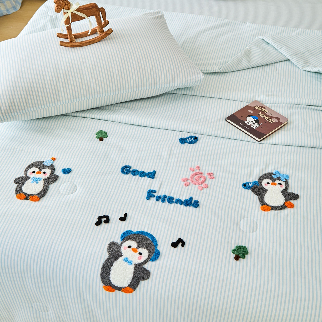 91家纺网 家纺一手货源 找家纺 倾慕家纺 2026新款全棉卡通毛巾绣系列夏被 夏被欢乐企鹅