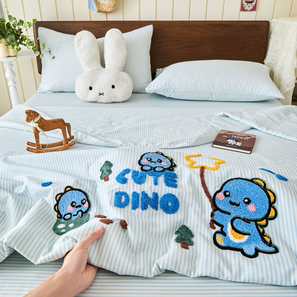 91家纺网 家纺一手货源 找家纺 倾慕家纺 2026新款全棉卡通毛巾绣系列夏被 夏被小树企鹅