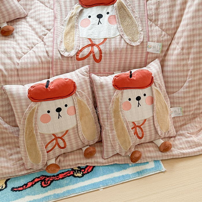 91家纺网 家纺一手货源 找家纺 （总）古本家居 2026新款全棉胭脂兔抱枕被系列