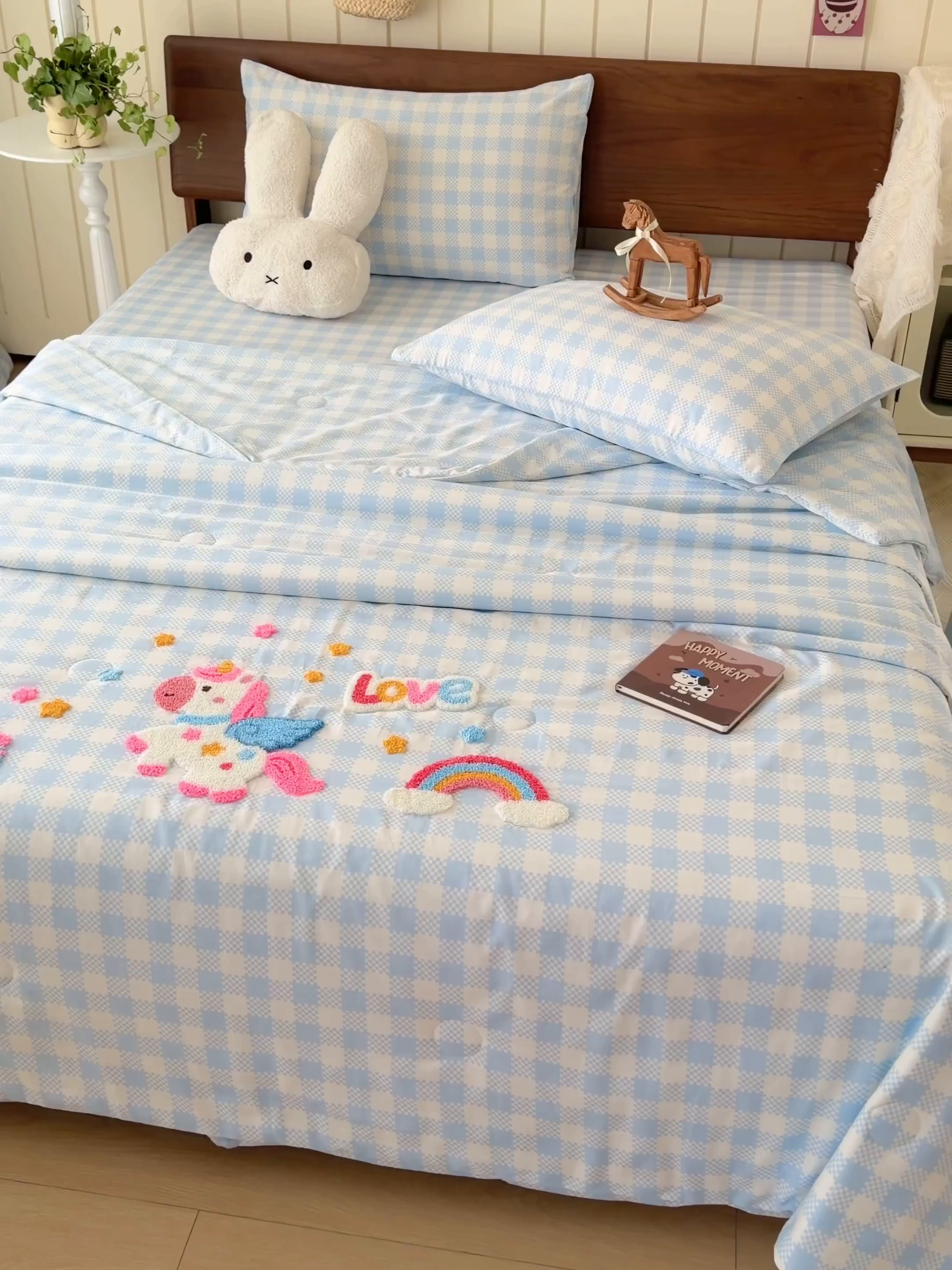 91家纺网 家纺一手货源 找家纺 倾慕家纺 2026新款全棉卡通毛巾绣系列夏被 夏被彩虹马