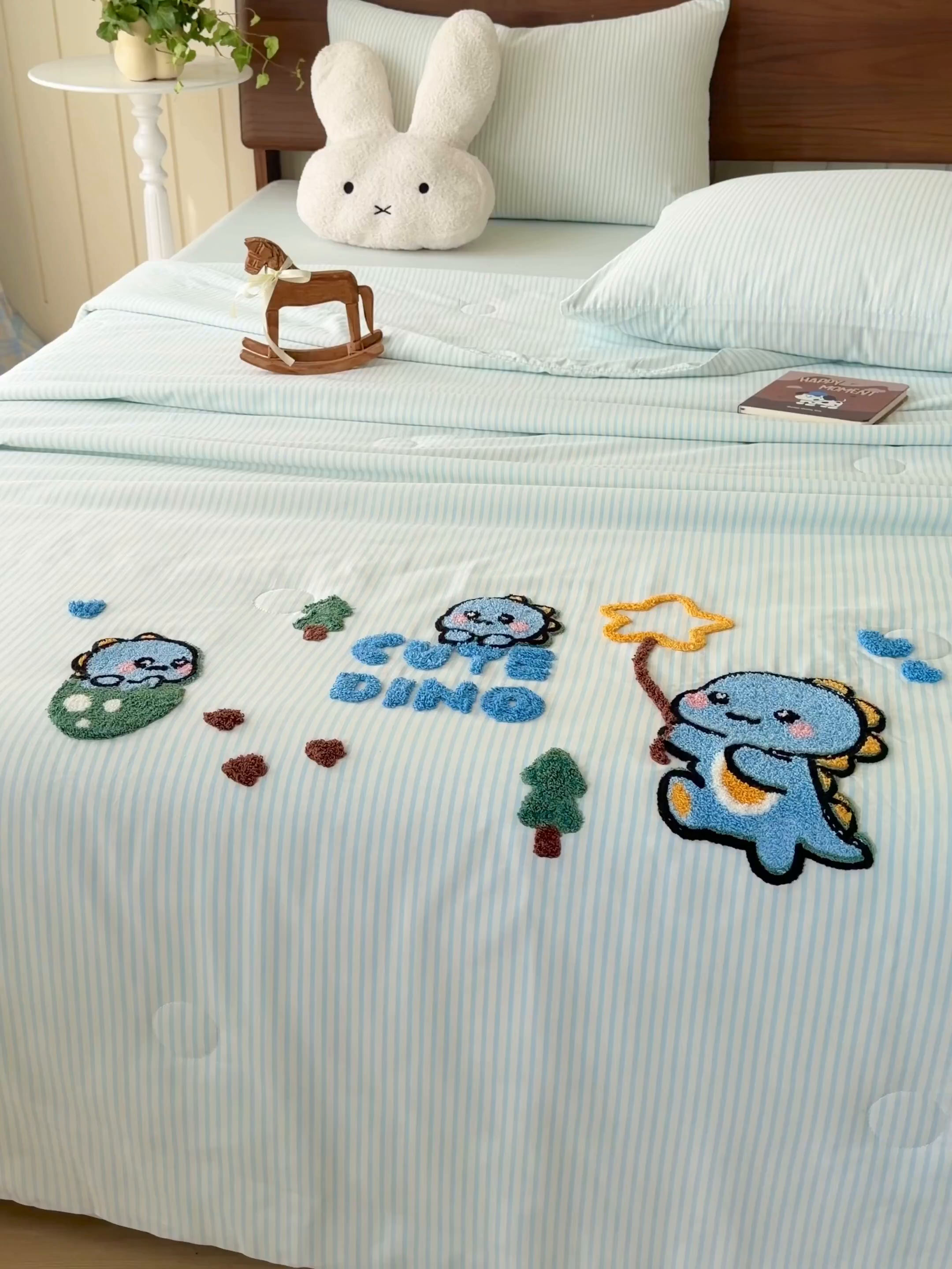 91家纺网 家纺一手货源 找家纺 倾慕家纺 2026新款全棉卡通毛巾绣系列夏被 夏被小树企鹅