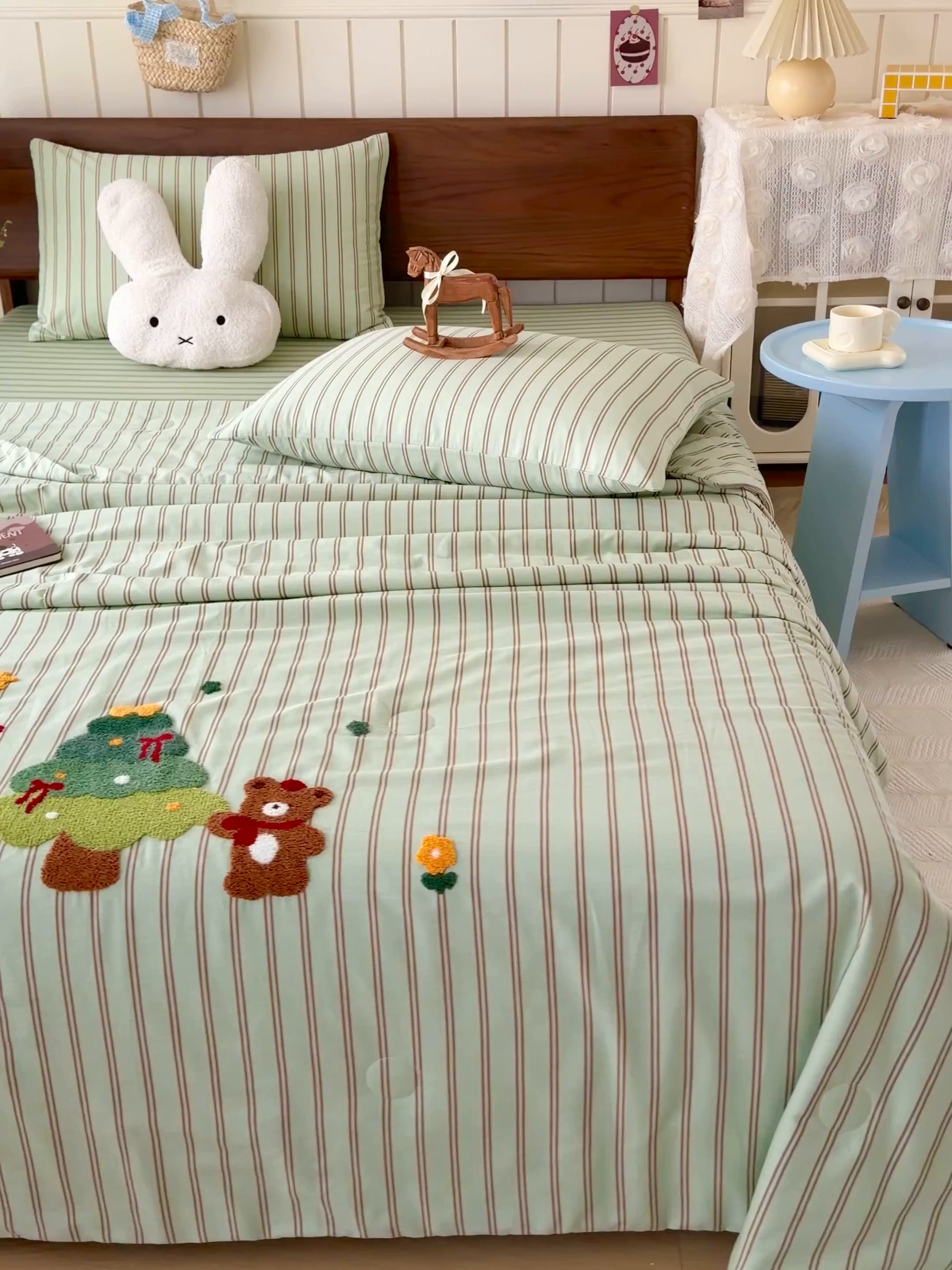 91家纺网 家纺一手货源 找家纺 倾慕家纺 2026新款全棉卡通毛巾绣系列夏被 夏被森林小熊