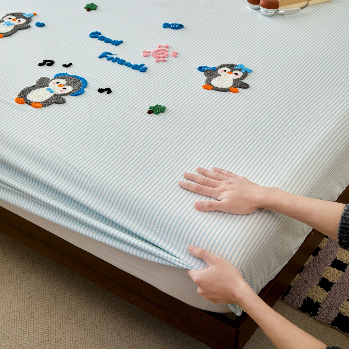 91家纺网 家纺一手货源 找家纺 倾慕家纺 2026新款A类全棉毛巾绣系列单床笠 床笠欢乐企鹅