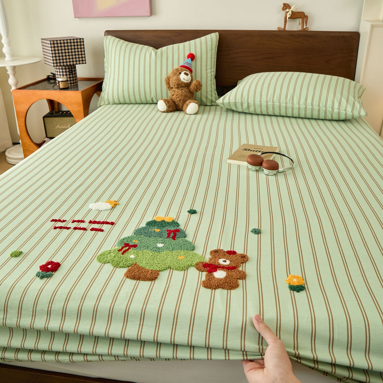 91家纺网 家纺一手货源 找家纺 倾慕家纺 2026新款A类全棉毛巾绣系列单床笠 床笠森林小熊