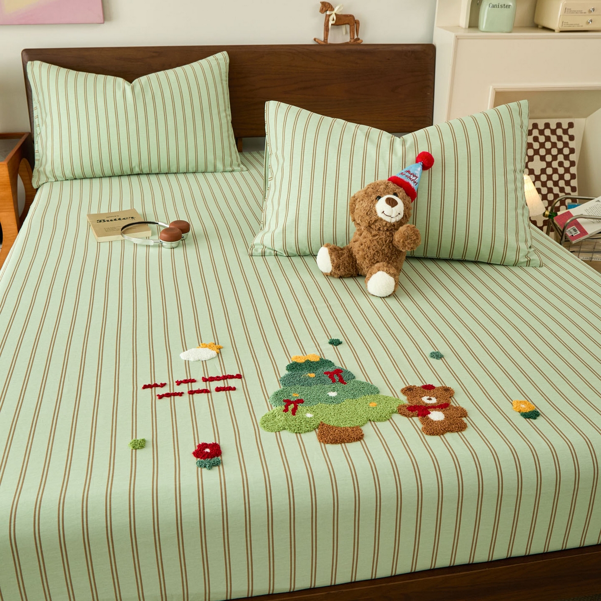 91家纺网 家纺一手货源 找家纺 倾慕家纺 2026新款A类全棉毛巾绣系列单床笠 床笠森林小熊