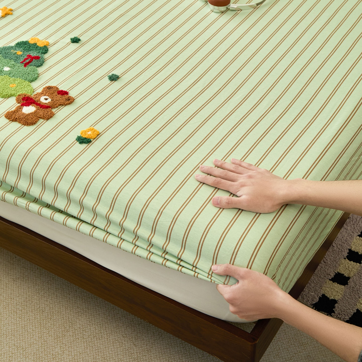 91家纺网 家纺一手货源 找家纺 倾慕家纺 2026新款A类全棉毛巾绣系列单床笠 床笠森林小熊