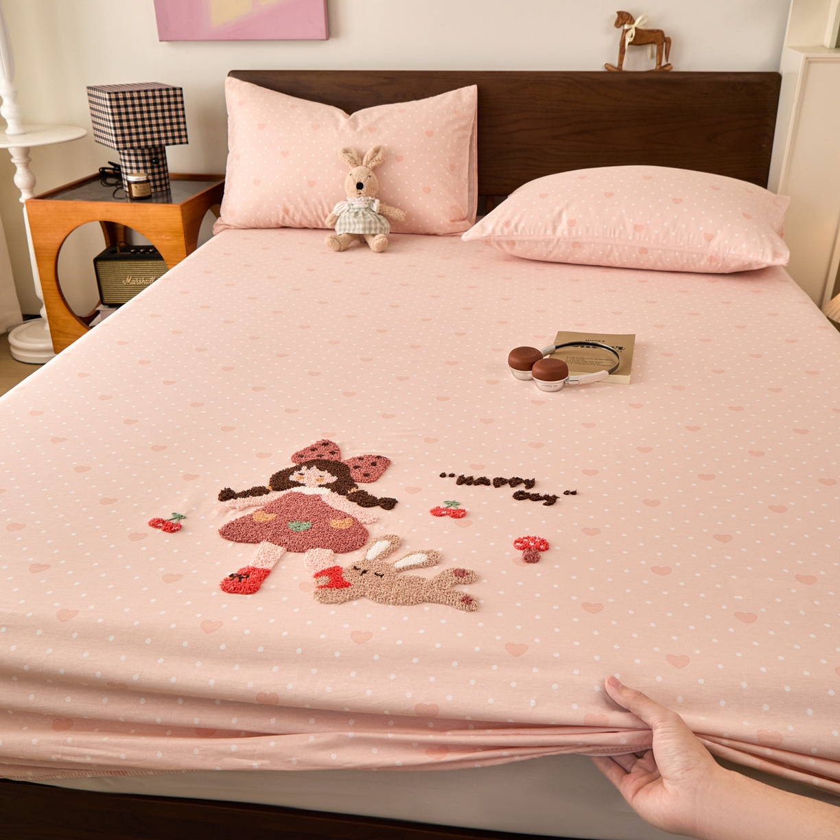 91家纺网 家纺一手货源 找家纺 倾慕家纺 2026新款A类全棉毛巾绣系列单床笠 床笠小兔女孩