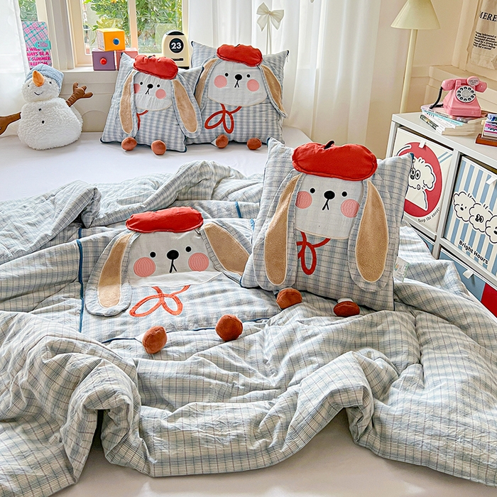 91家纺网 家纺一手货源 找家纺 古本家居 2026新款全棉胭脂兔抱枕被系列 全棉立体胭脂兔蓝格