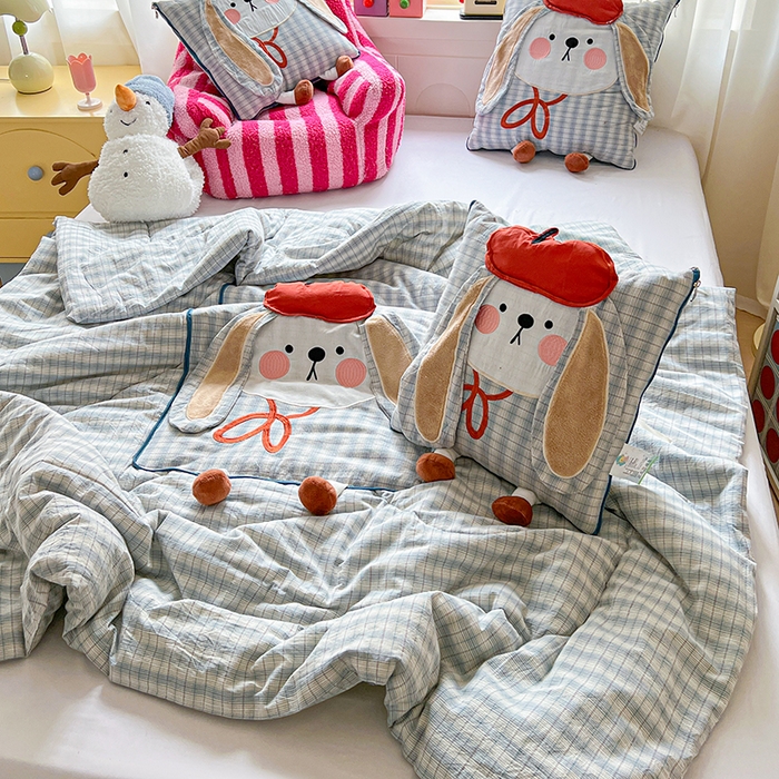 91家纺网 家纺一手货源 找家纺 古本家居 2026新款全棉胭脂兔抱枕被系列 全棉立体胭脂兔蓝格