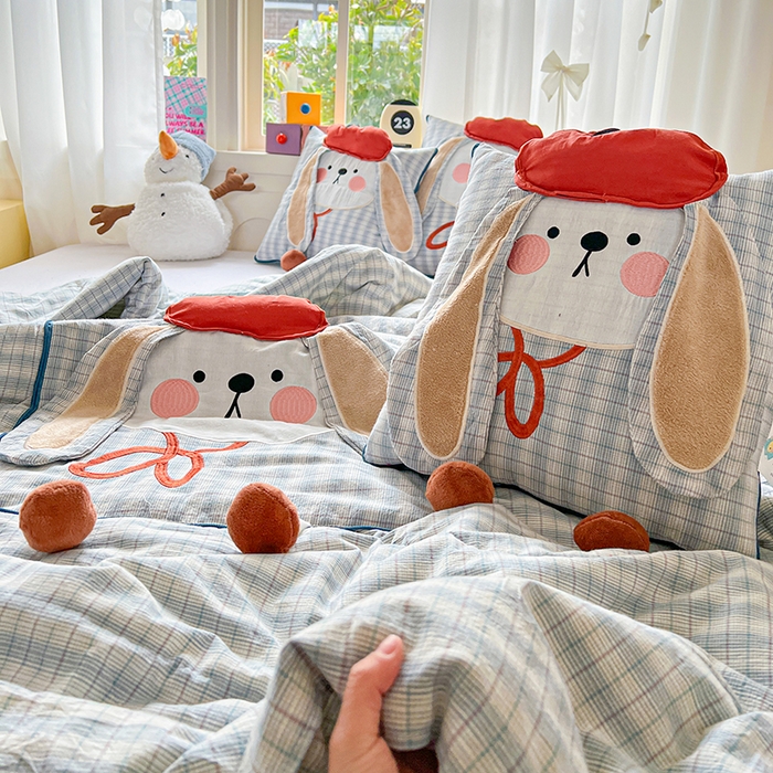 91家纺网 家纺一手货源 找家纺 古本家居 2026新款全棉胭脂兔抱枕被系列 全棉立体胭脂兔蓝格