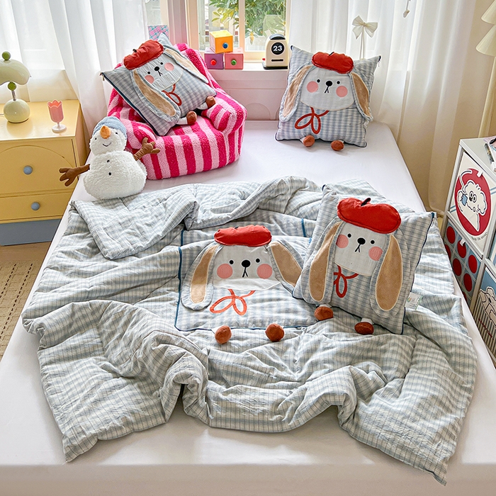 91家纺网 家纺一手货源 找家纺 古本家居 2026新款全棉胭脂兔抱枕被系列 全棉立体胭脂兔蓝格