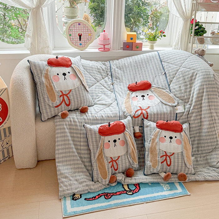 91家纺网 家纺一手货源 找家纺 古本家居 2026新款全棉胭脂兔抱枕被系列 全棉立体胭脂兔蓝格