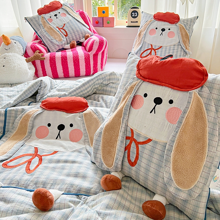 91家纺网 家纺一手货源 找家纺 古本家居 2026新款全棉胭脂兔抱枕被系列 全棉立体胭脂兔蓝格