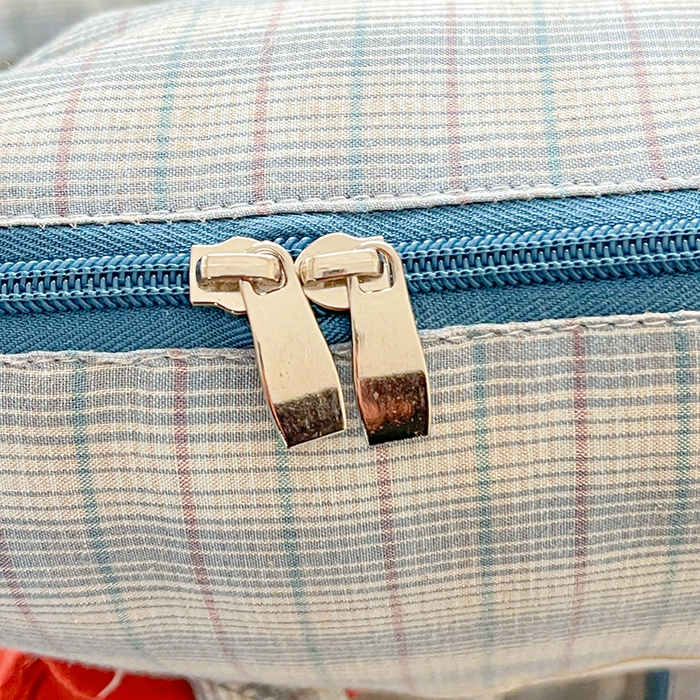 91家纺网 家纺一手货源 找家纺 古本家居 2026新款全棉胭脂兔抱枕被系列 全棉立体胭脂兔蓝格