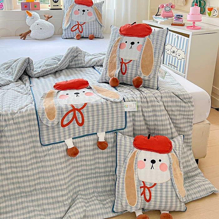 91家纺网 家纺一手货源 找家纺 古本家居 2026新款全棉胭脂兔抱枕被系列 全棉立体胭脂兔蓝格