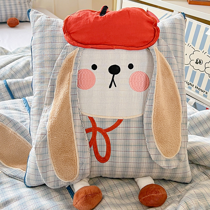 91家纺网 家纺一手货源 找家纺 古本家居 2026新款全棉胭脂兔抱枕被系列 全棉立体胭脂兔蓝格