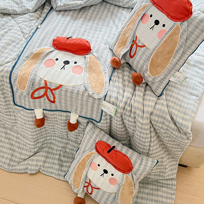 91家纺网 家纺一手货源 找家纺 古本家居 2026新款全棉胭脂兔抱枕被系列 全棉立体胭脂兔蓝格