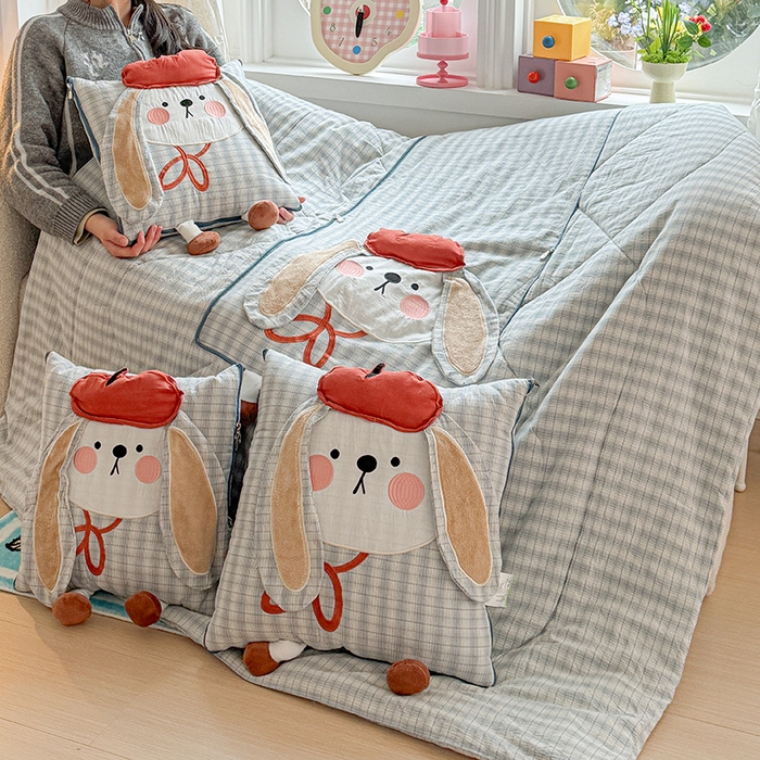 91家纺网 家纺一手货源 找家纺 古本家居 2026新款全棉胭脂兔抱枕被系列 全棉立体胭脂兔蓝格