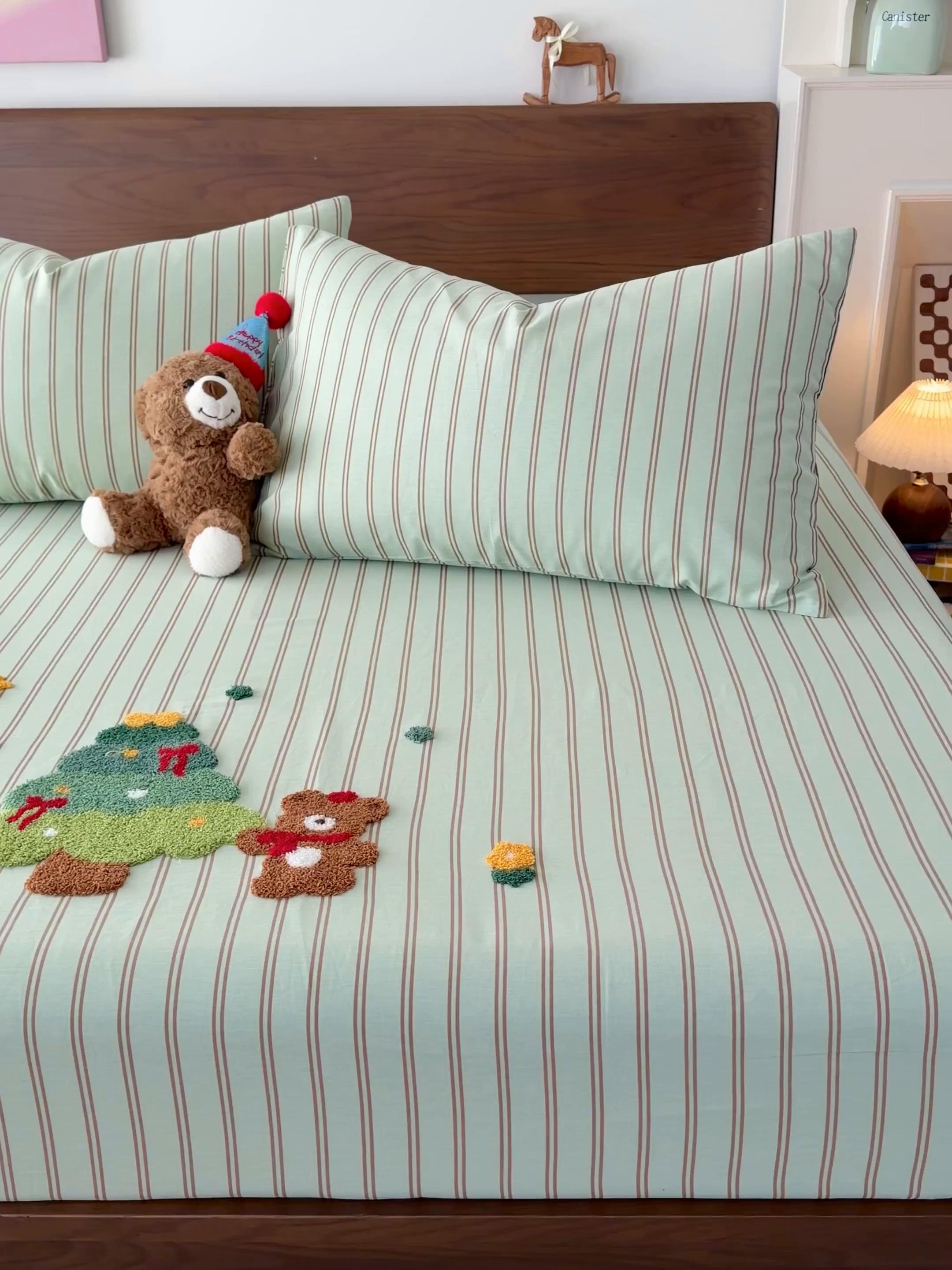 91家纺网 家纺一手货源 找家纺 倾慕家纺 2026新款A类全棉毛巾绣系列单床笠 床笠森林小熊