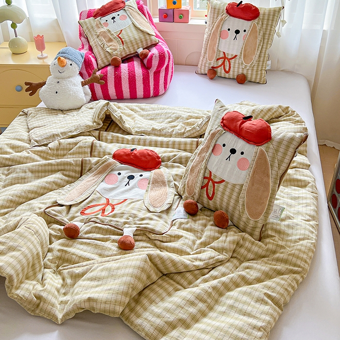 91家纺网 家纺一手货源 找家纺 古本家居 2026新款全棉胭脂兔抱枕被系列 全棉立体胭脂兔绿格