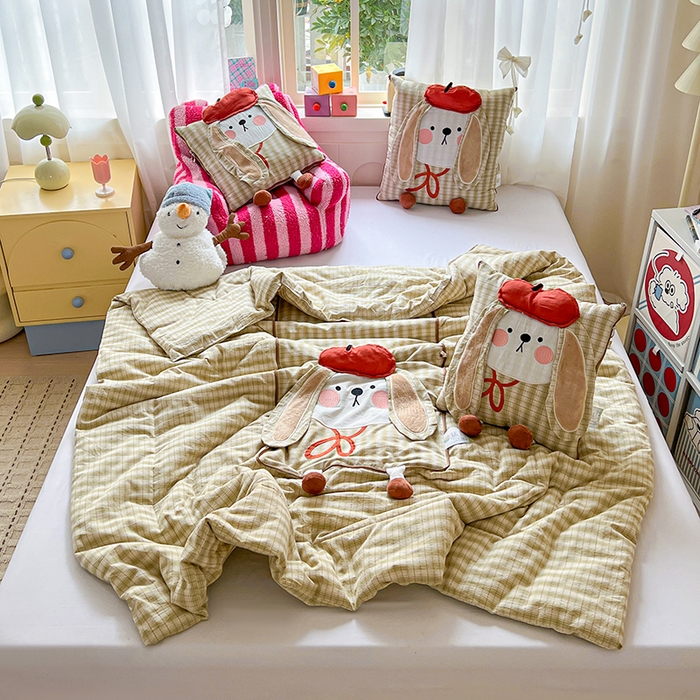 91家纺网 家纺一手货源 找家纺 古本家居 2026新款全棉胭脂兔抱枕被系列 全棉立体胭脂兔绿格