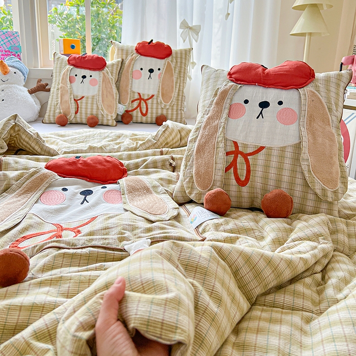 91家纺网 家纺一手货源 找家纺 古本家居 2026新款全棉胭脂兔抱枕被系列 全棉立体胭脂兔绿格