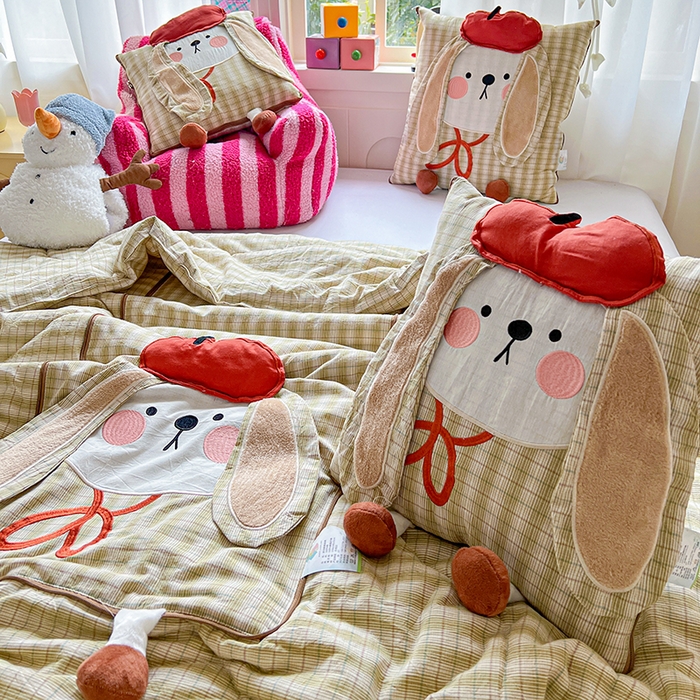 91家纺网 家纺一手货源 找家纺 古本家居 2026新款全棉胭脂兔抱枕被系列 全棉立体胭脂兔绿格