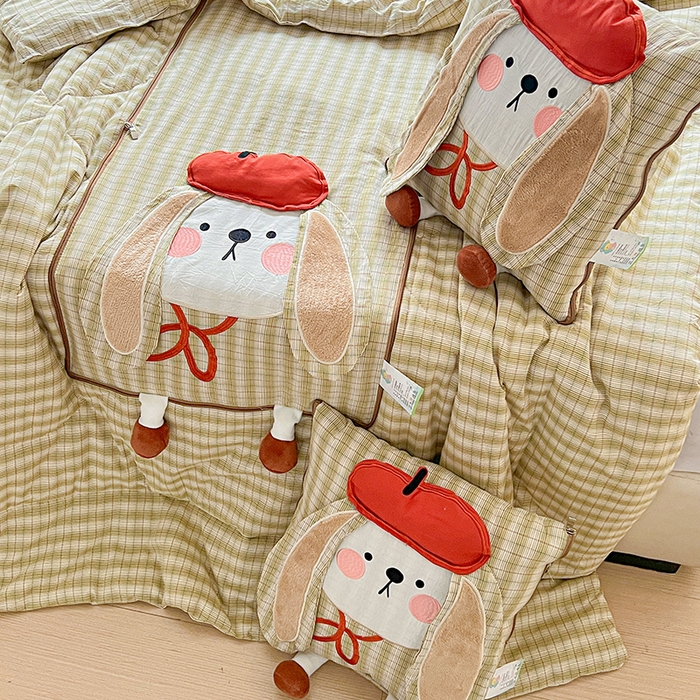 91家纺网 家纺一手货源 找家纺 古本家居 2026新款全棉胭脂兔抱枕被系列 全棉立体胭脂兔绿格