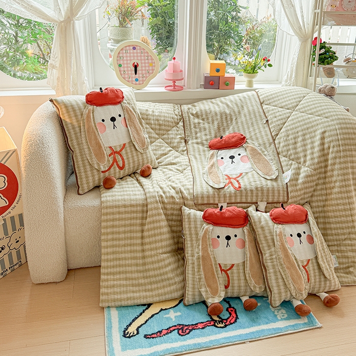 91家纺网 家纺一手货源 找家纺 古本家居 2026新款全棉胭脂兔抱枕被系列 全棉立体胭脂兔绿格