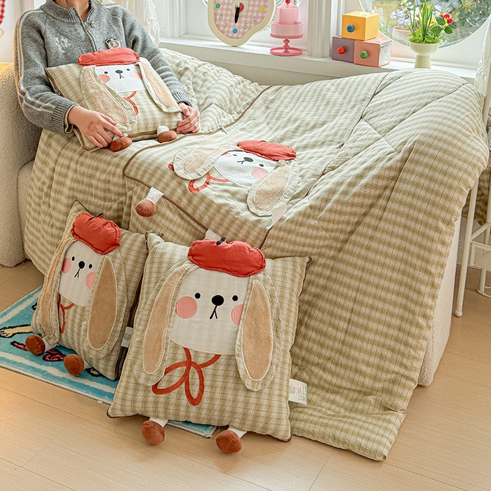 91家纺网 家纺一手货源 找家纺 古本家居 2026新款全棉胭脂兔抱枕被系列 全棉立体胭脂兔绿格