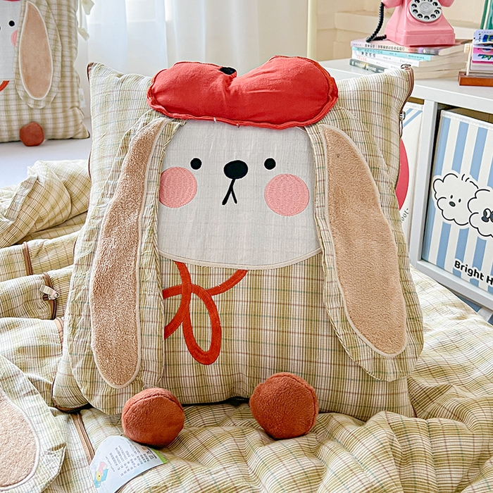 91家纺网 家纺一手货源 找家纺 古本家居 2026新款全棉胭脂兔抱枕被系列 全棉立体胭脂兔绿格