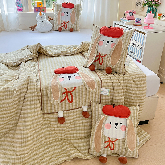 91家纺网 家纺一手货源 找家纺 古本家居 2026新款全棉胭脂兔抱枕被系列 全棉立体胭脂兔绿格