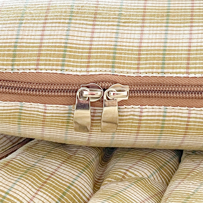 91家纺网 家纺一手货源 找家纺 古本家居 2026新款全棉胭脂兔抱枕被系列 全棉立体胭脂兔绿格