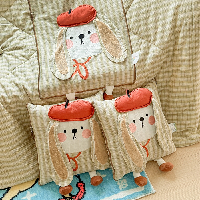 91家纺网 家纺一手货源 找家纺 古本家居 2026新款全棉胭脂兔抱枕被系列 全棉立体胭脂兔绿格