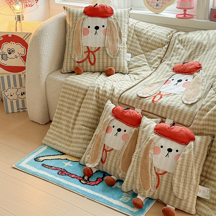 91家纺网 家纺一手货源 找家纺 古本家居 2026新款全棉胭脂兔抱枕被系列 全棉立体胭脂兔绿格