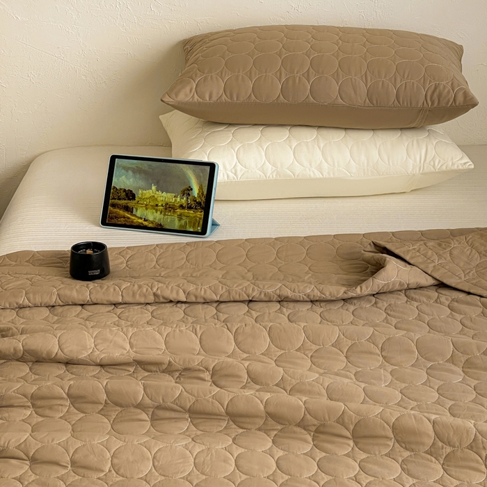 91家纺网 家纺一手货源 找家纺 橙子家居   2026年新款韩系云朵泡芙纯色水洗棉花床盖三件套 云朵泡芙-焦糖色