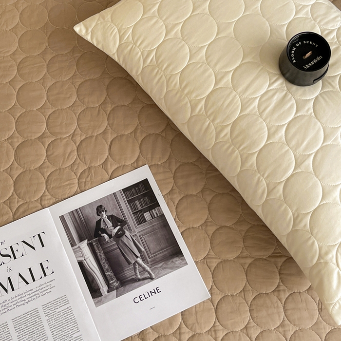 91家纺网 家纺一手货源 找家纺 橙子家居   2026年新款韩系云朵泡芙纯色水洗棉花床盖三件套 云朵泡芙-焦糖色