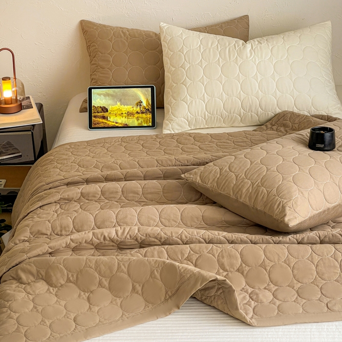 91家纺网 家纺一手货源 找家纺 橙子家居   2026年新款韩系云朵泡芙纯色水洗棉花床盖三件套 云朵泡芙-焦糖色