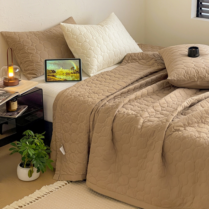 91家纺网 家纺一手货源 找家纺 橙子家居   2026年新款韩系云朵泡芙纯色水洗棉花床盖三件套 云朵泡芙-焦糖色