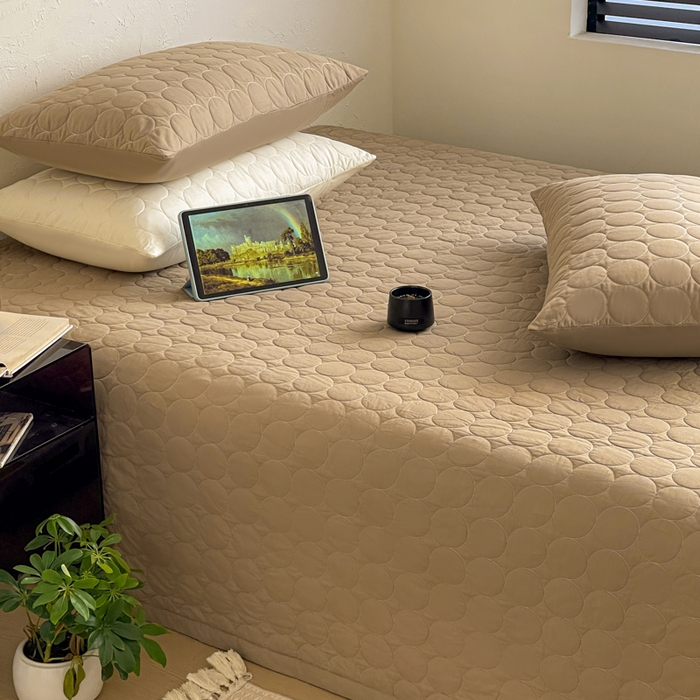 91家纺网 家纺一手货源 找家纺 橙子家居   2026年新款韩系云朵泡芙纯色水洗棉花床盖三件套 云朵泡芙-焦糖色