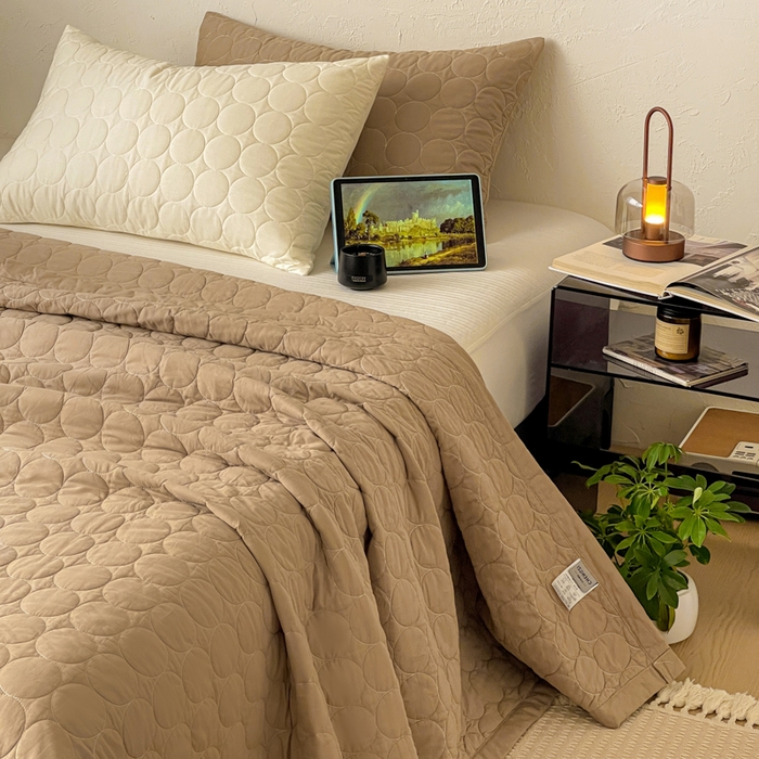 91家纺网 家纺一手货源 找家纺 橙子家居   2026年新款韩系云朵泡芙纯色水洗棉花床盖三件套 云朵泡芙-焦糖色